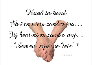 Hand in hand wandelen versterkt de liefdesband en geeft het gevoel niet alleen te staan in het leven. Een parameter die je gelukkiger kan maken.